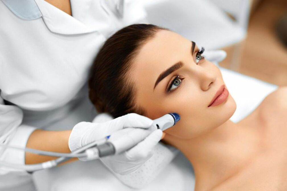 Déi Rejuvenation Prozedur aus dem Kosmetatolog ausféieren